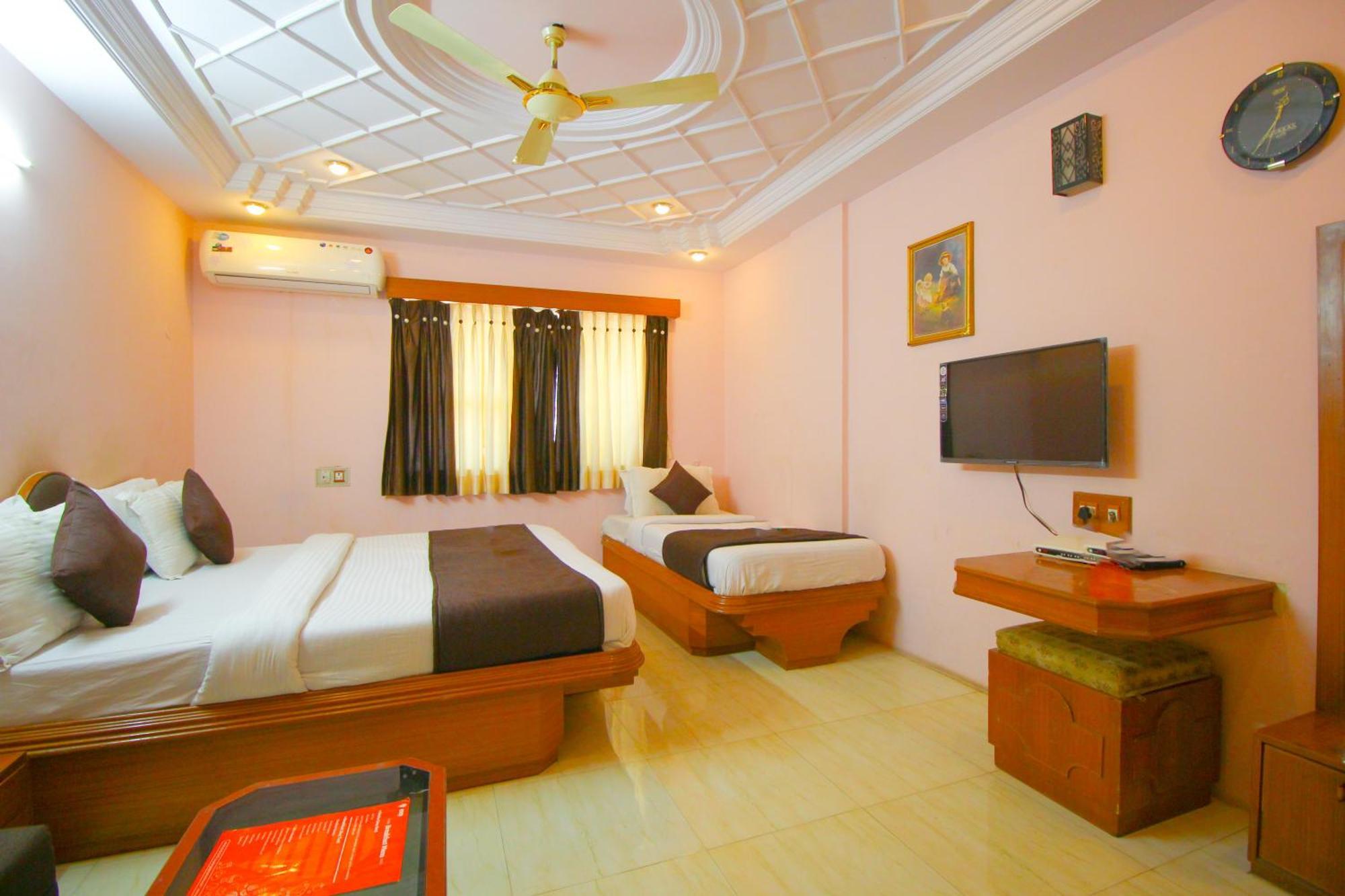 Hotel Upasana Rajkot Eksteriør billede
