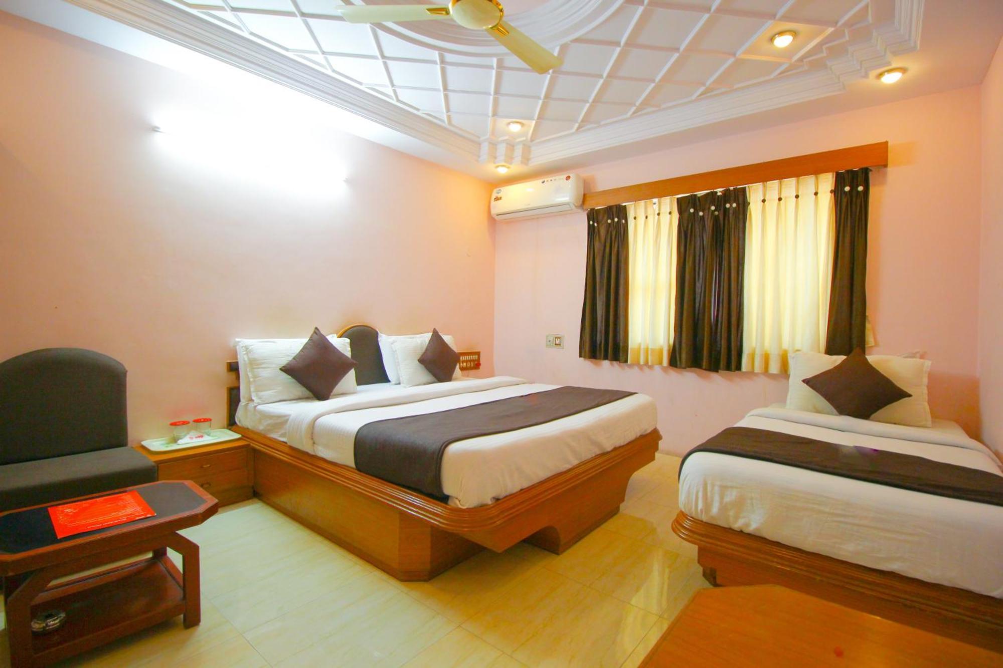 Hotel Upasana Rajkot Eksteriør billede